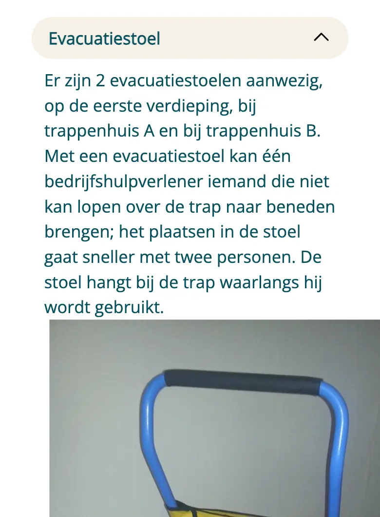 Evacuatiestoel bij het trappenhuis